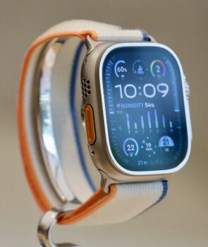 Apple Watch Ultra 2 – שעון חכם לספורט וליום־יום